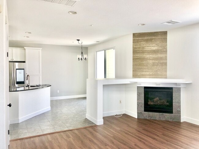 Building Photo - Beautifully Upgraded & Appointed End Condo...