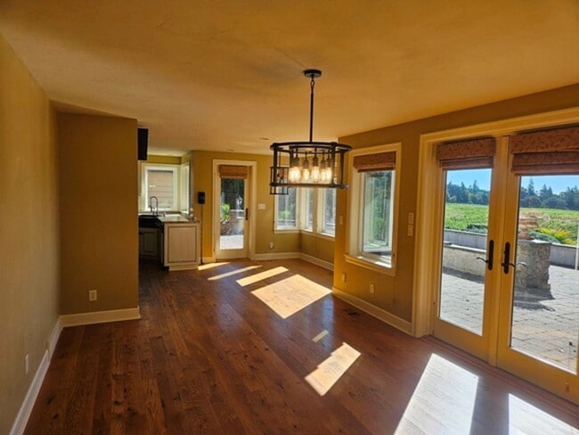 Building Photo - 4Bd/5Ba Multi Story Home - For viewing by ...