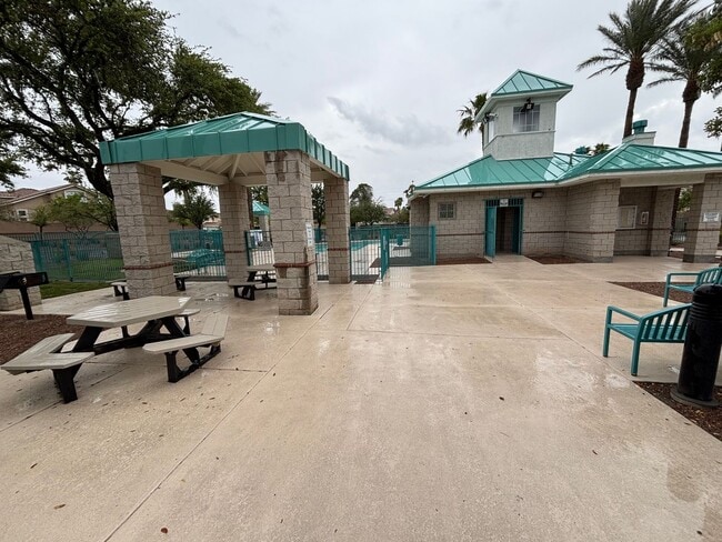 Building Photo - Gorgeous 3Bed/3Bath Home in the Gated Gree...