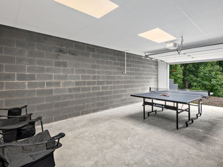 Building Photo - 99999 Enka Lake Ln