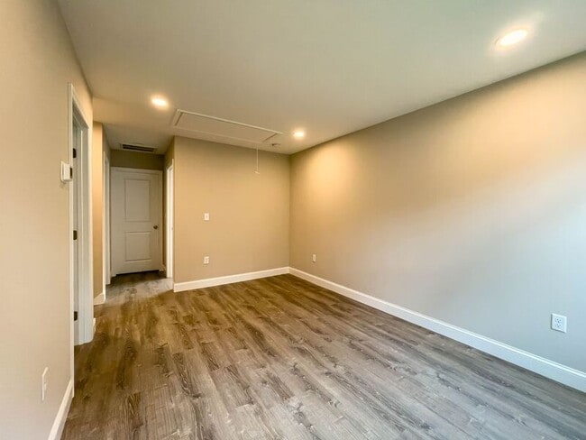 Building Photo - 5 Lofty Vw