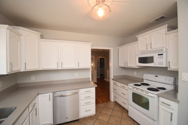 Building Photo - Unique 6 Bedroom Home in Midvale!