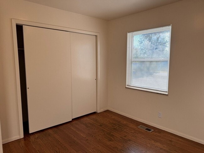 Building Photo - 1025 W Parkway Ave