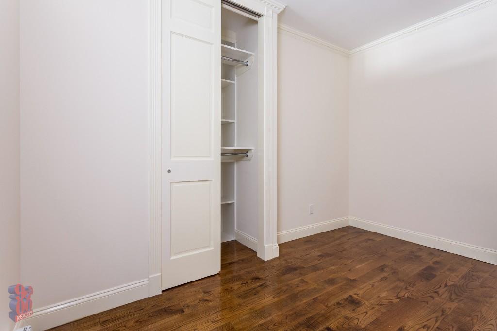 Building Photo - 635 E 6th St