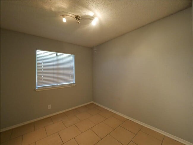 Building Photo - 800 Live Oak Dr