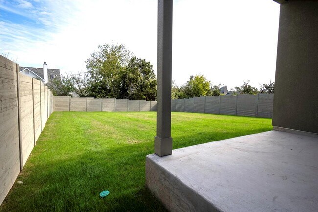 Building Photo - 913 Legends Ln