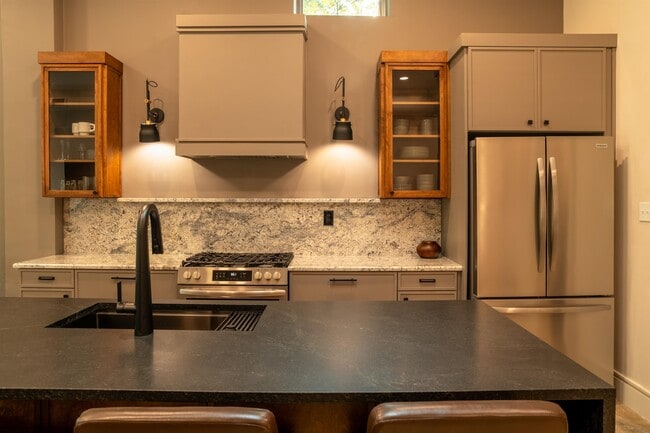 Building Photo - 612 W 8th Ave