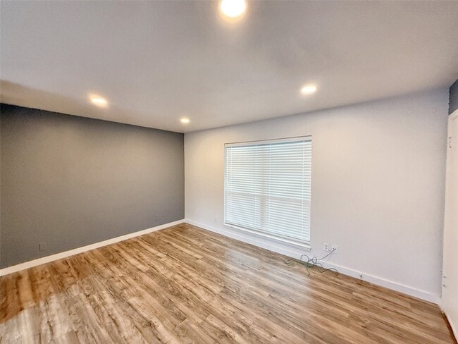 Building Photo - 4811 Live Oak St