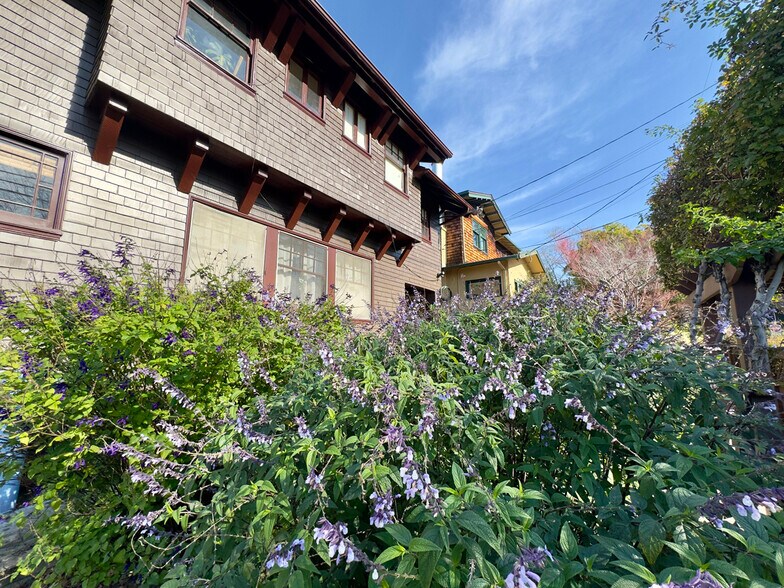 Building Photo - 2733 Russell St