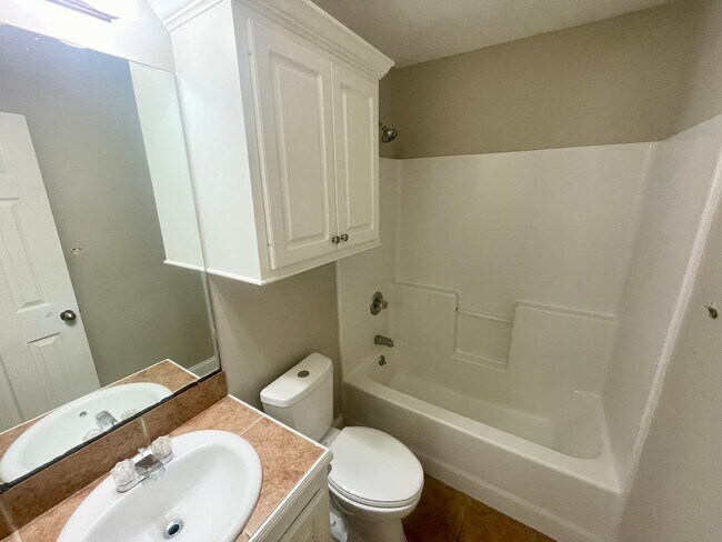 Building Photo - 3 bed 2 bath for rent in Ridgeland!