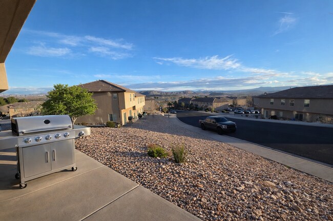 Building Photo - Amazing Patio View!