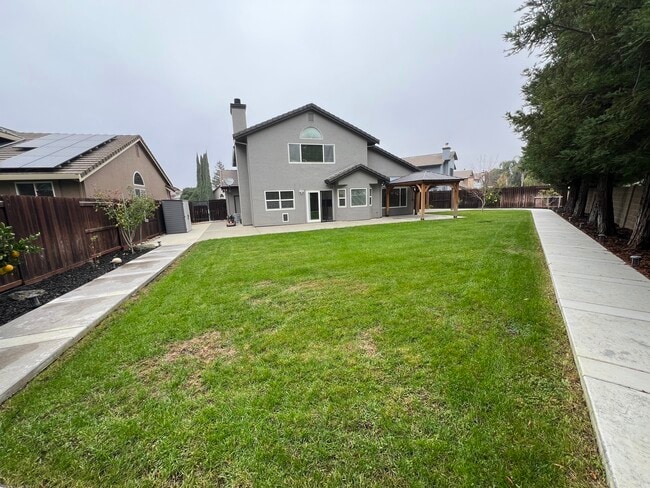 Building Photo - 827 Notre Dame Dr