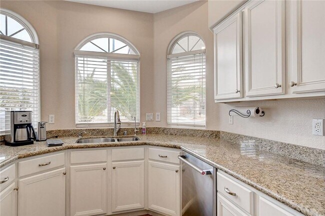 Building Photo - IMMACULATE FURNISHED 3BEDROOM GREEN VALLEY BEAUTY!