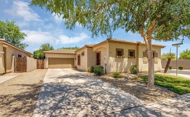 Primary Photo - 948 E Savannah Dr