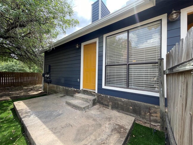 Building Photo - 2031 Redwing Way