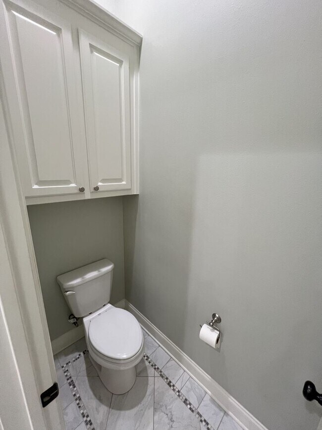 Building Photo - Stunning 4 bedroom, 3 bathroom 2 story hom...