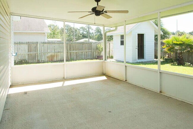 Building Photo - "Coastal Comfort Awaits: Charming 3-Bed, 2...