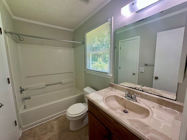 Building Photo - Charming 3 Bedroom Home!