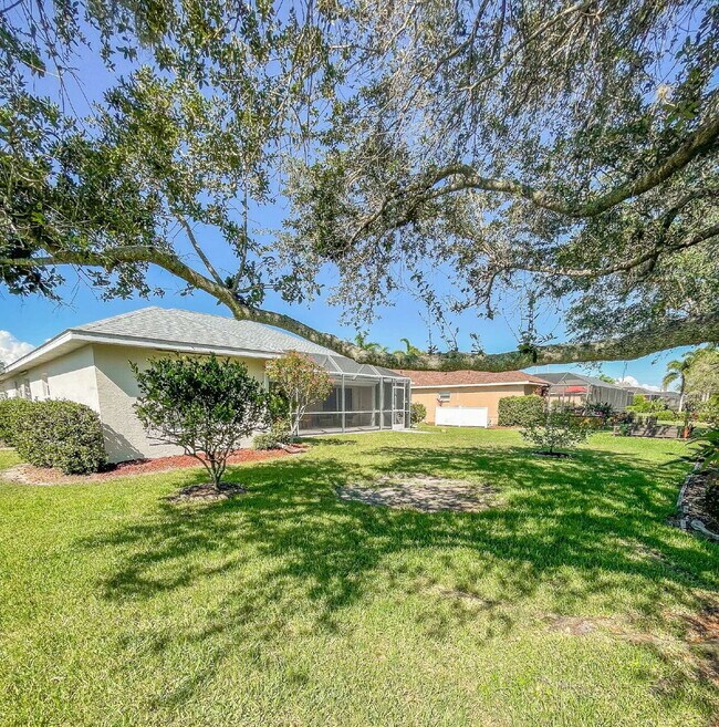 Building Photo - Close to beaches and downtown!