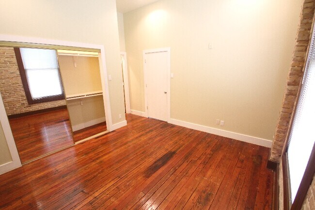 Building Photo - 319 S Flores St