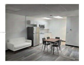 Building Photo - 2001 N Dixie Hwy