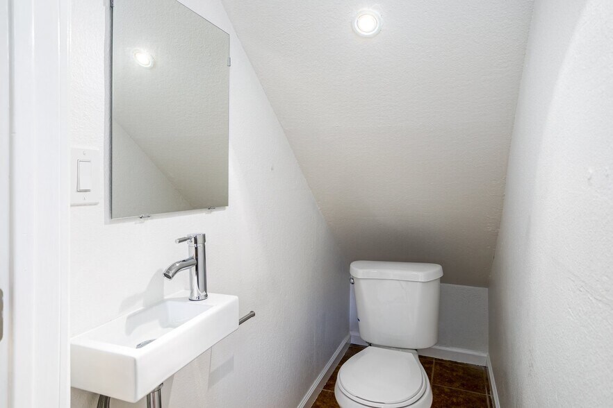 Building Photo - 2217 9th St