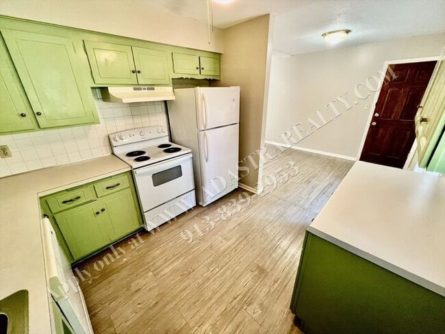 Building Photo - Spacious Shawnee Duplex-Available NOW!!