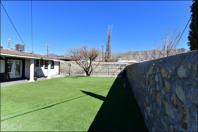 Building Photo - 415 Balboa Rd
