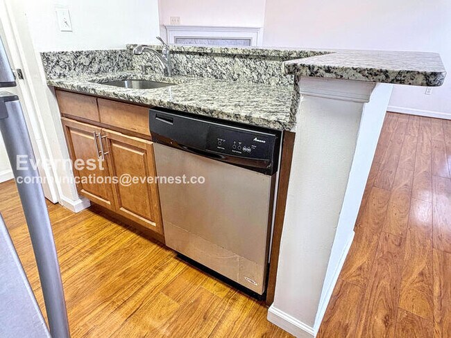 Building Photo - 2 Bed/1 Bath Condo with In-Unit Laundry / Pet-Friendly / Vouchers Accepted / Available Now!