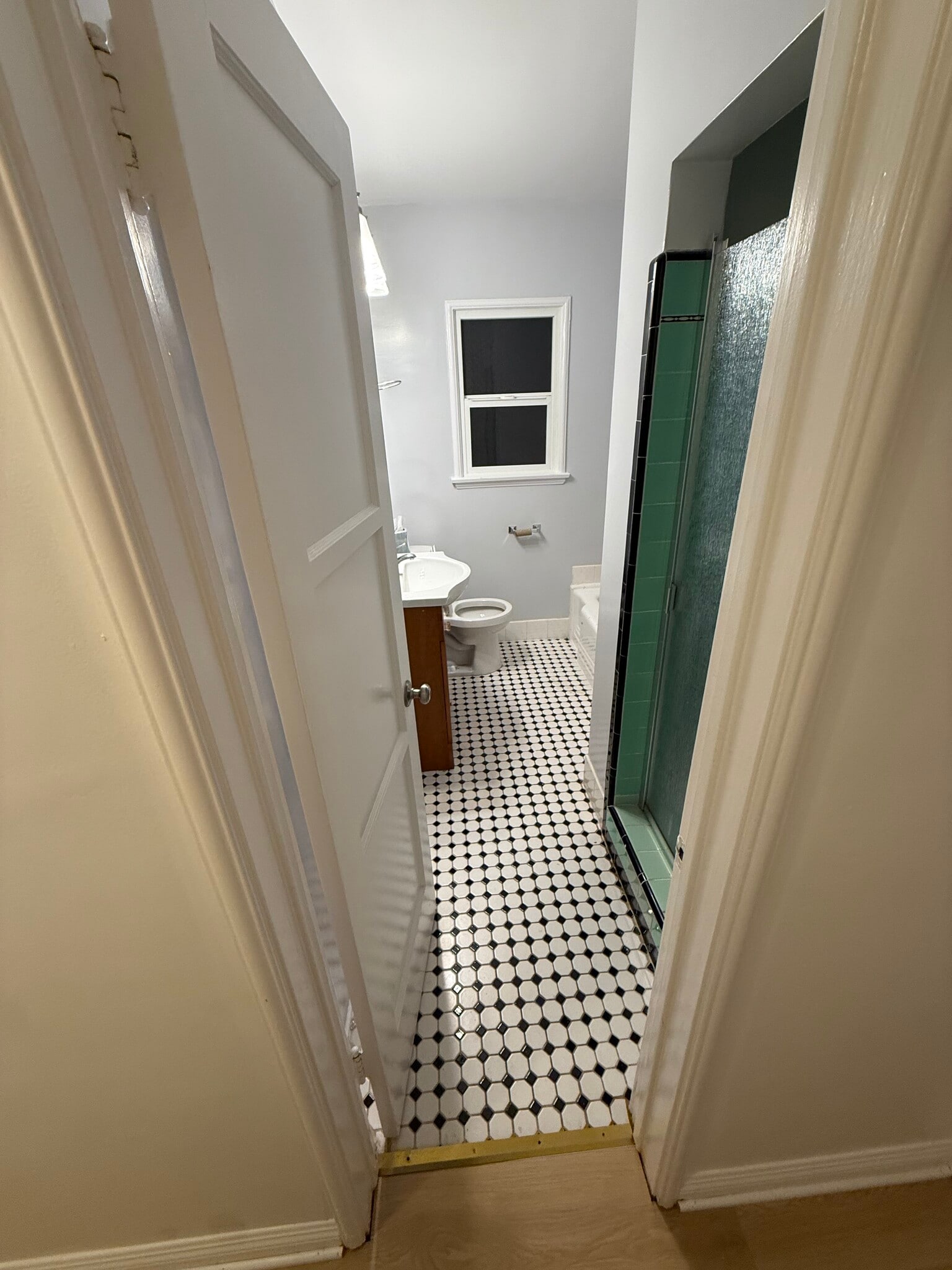 Bathroom w bath tub - 846 N Sweetzer Ave