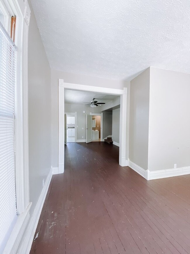 Building Photo - 2 bedroom and 1 bathroom duplex