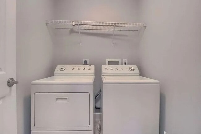 Building Photo - Beautiful 3 bedroom Townhome in Green Valley Ranch