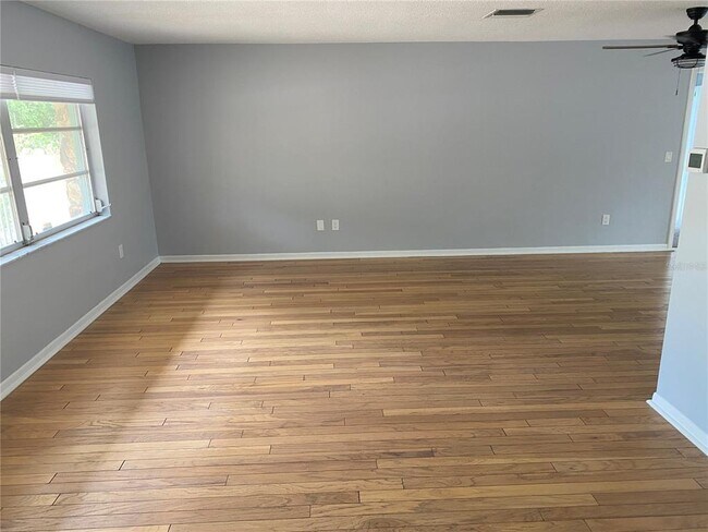 Building Photo - 701 Bluff View Dr