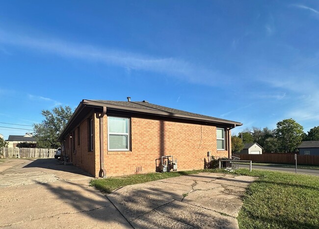 Building Photo - Two Bedroom Near WSU!