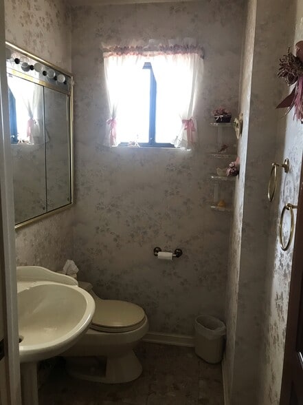 Guest Bathroom - 22913 Gershwin Dr