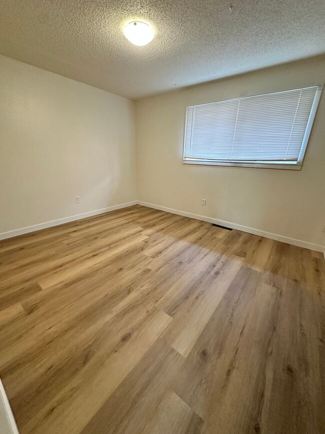 Building Photo - PET FRIENDLY spacious 2bdr