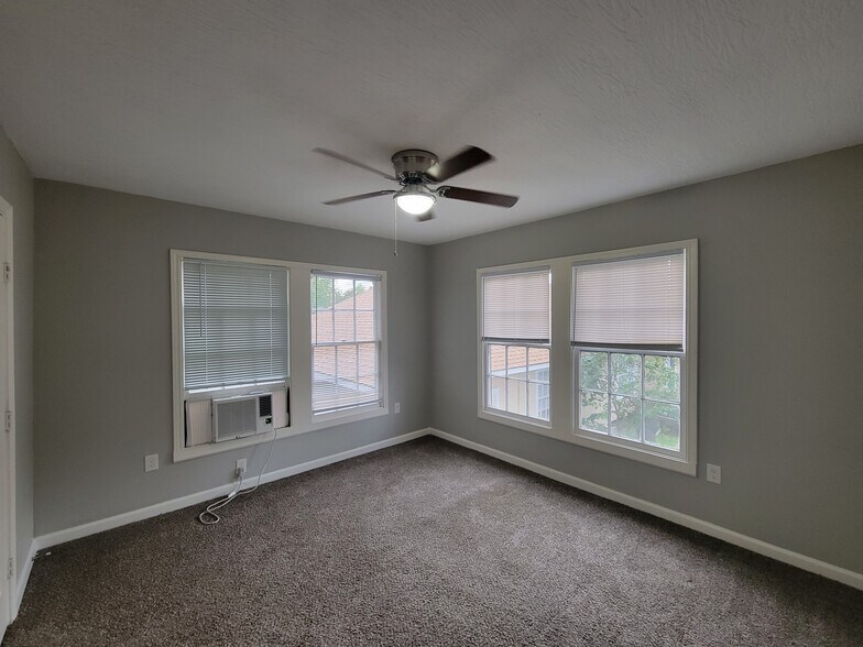 Entering the bedroom - 320 S Ashbel St