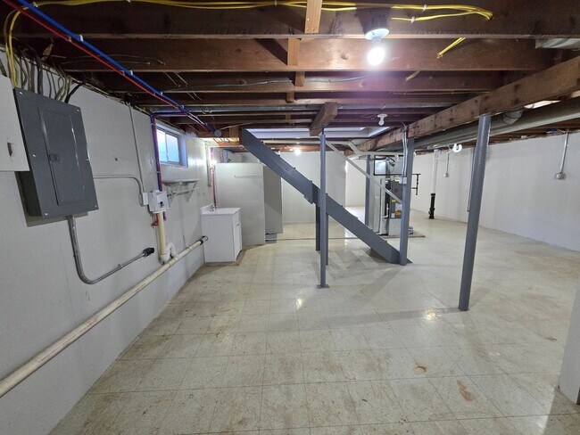 Building Photo - 3-4 bedroom ranch with attached garage, fe...