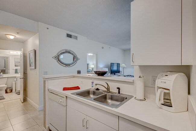 Building Photo - 630 S Sapodilla Ave