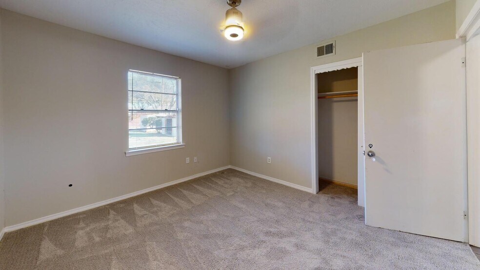 Building Photo - 4106 Skyline Dr