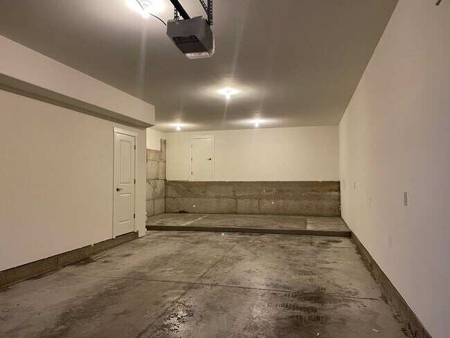 Building Photo - NEWER LUXURY Style Townhouse with a gorgeo...
