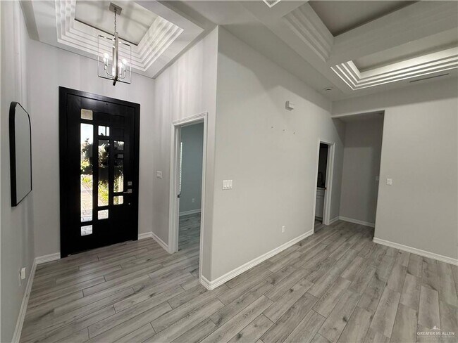 Building Photo - 19 E Comal Rd