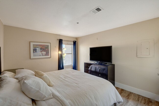 Building Photo - Gorgeous Condo Near Las Vegas Strip - 30+ ...