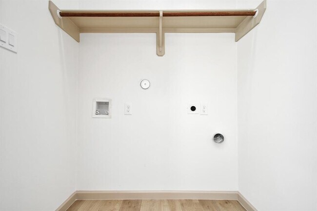 Building Photo - 2119 Esther Dr