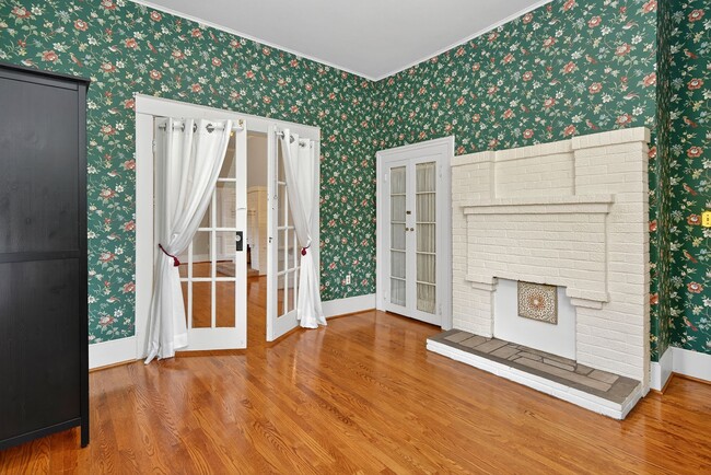 Building Photo - Charming 4BR / 3BA Historic Home with Big ...