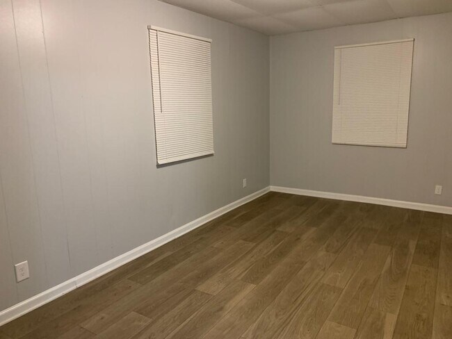 Building Photo - 324 Mays Ave