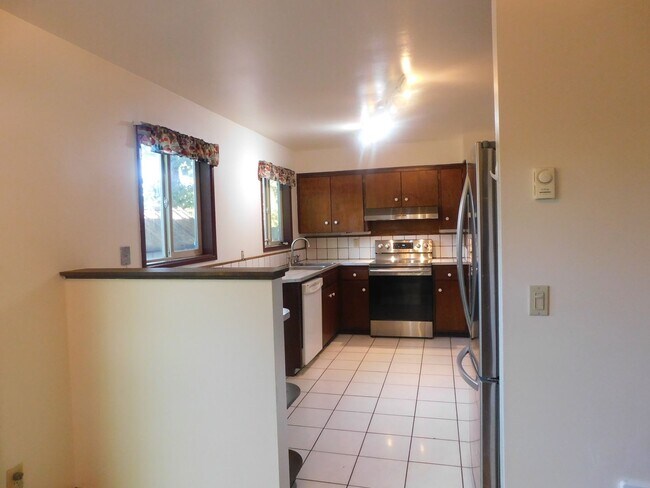Building Photo - Spacious 3/Bedroom-1-1/2Bathroom Home In F...
