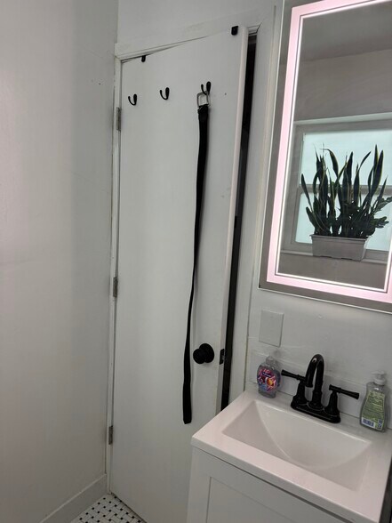 Building Photo - 1906 Rodman St