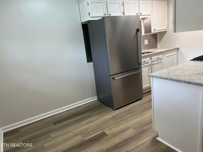 Building Photo - West Knoxville 37922 - 1 bedroom apartment with updated interior - Contact Mac Tobler (865)755-3075