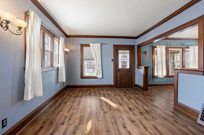 Building Photo - 3 Bedroom Fond Du Lac House